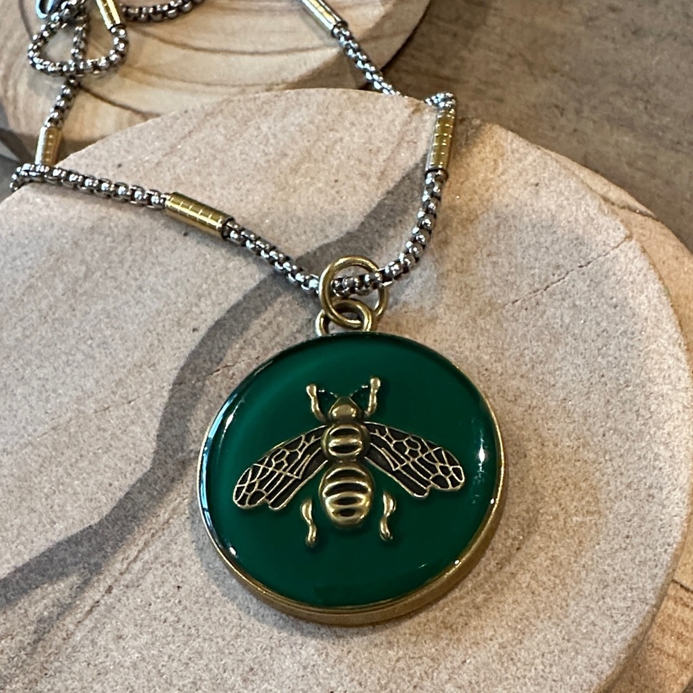🐝GG Bee Enamel and Bronzed Pendant Necklace - Picture 1 of 6